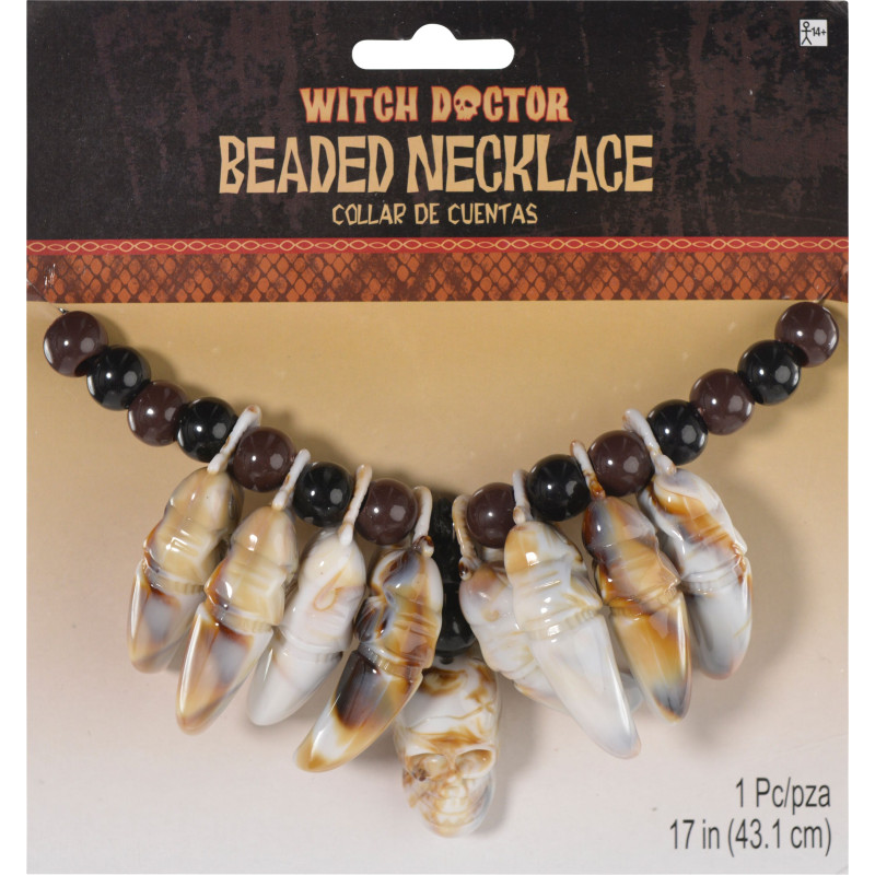 Poupée Voodoo Dans Les Mains D'une Sorcière Avec Une Aiguille Dans Son