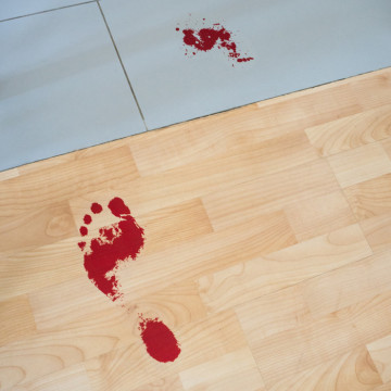 Décoration murale pieds ensanglantés rouges Halloween
