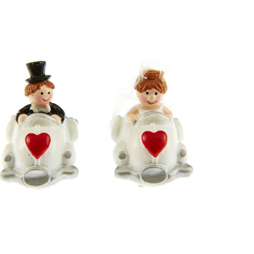 Couple de mariés en voiture